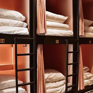 https://durty-nellys-inn.amsterdamhotelsnl.com